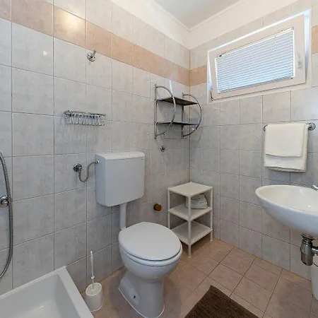 Mediterranes Nur 150 Meter Zum Mit Meerblick, Grillbereich, Privatparkplatz, Wifi Appartement *