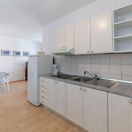 Appartement Mediterranes Nur 150 Meter Zum Mit Meerblick, Grillbereich, Privatparkplatz, Wifi Crikvenica