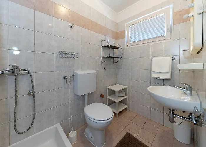 Mediterranes Nur 150 Meter Zum Mit Meerblick, Grillbereich, Privatparkplatz, Wifi דירה *